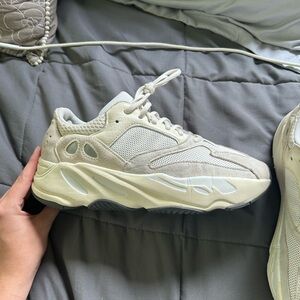 Yeezy Cream Sneakers Sleek Design